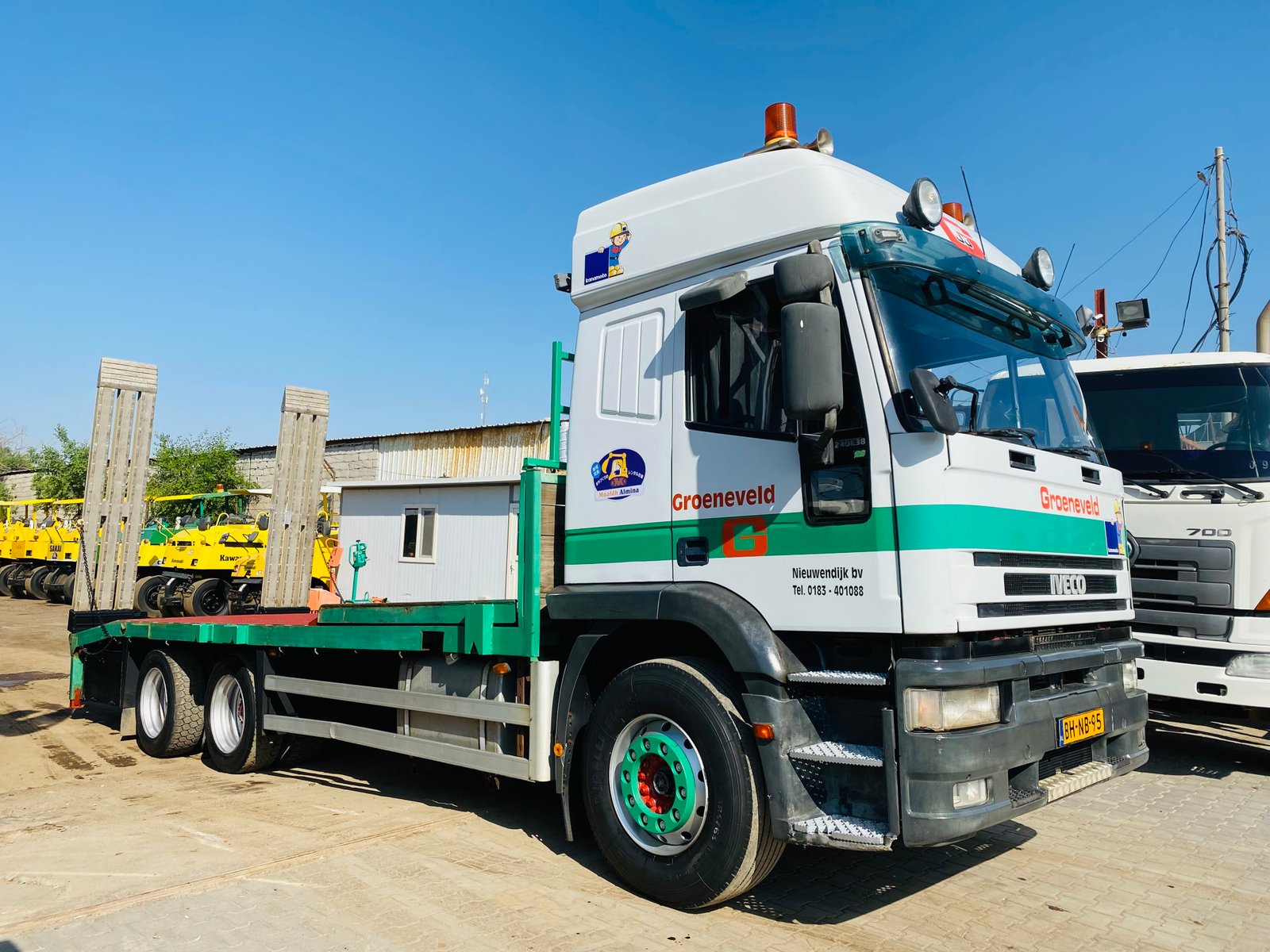 افيكو ناقلة معدات وسيارات