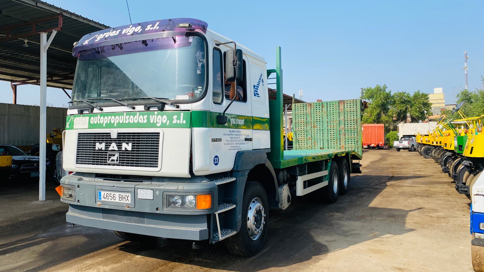 مان ناقلة معدات وسيارات