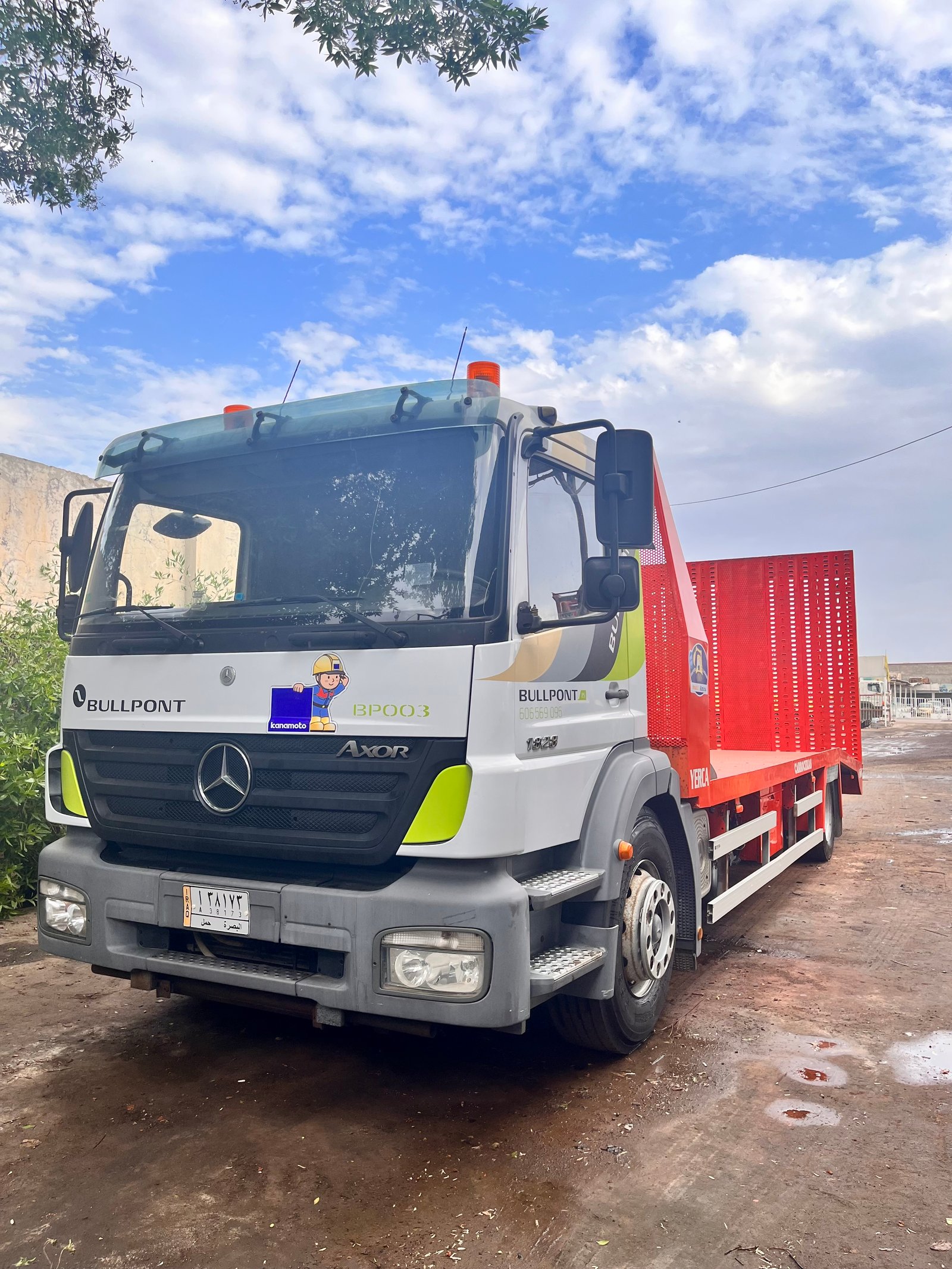 مارسدس اكسور ناقلة معدات وسيارات 2012