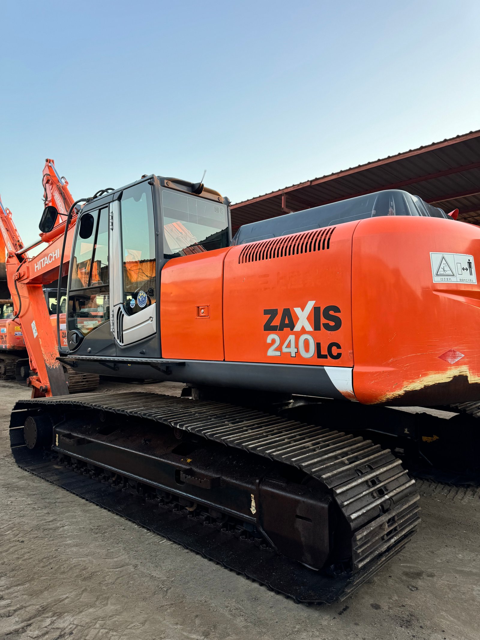 حفار هيتاشي ZX240LC-3 2011